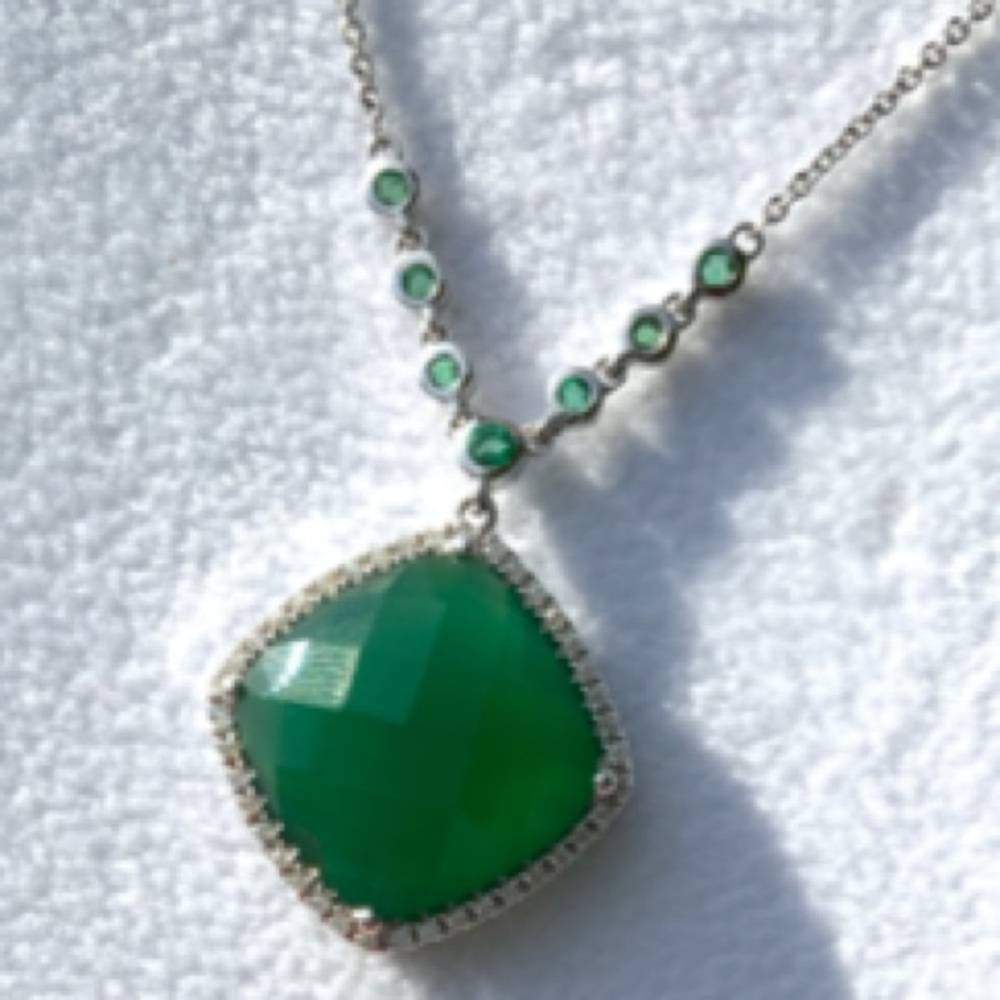 White gold, esmerald and Diamond necklace